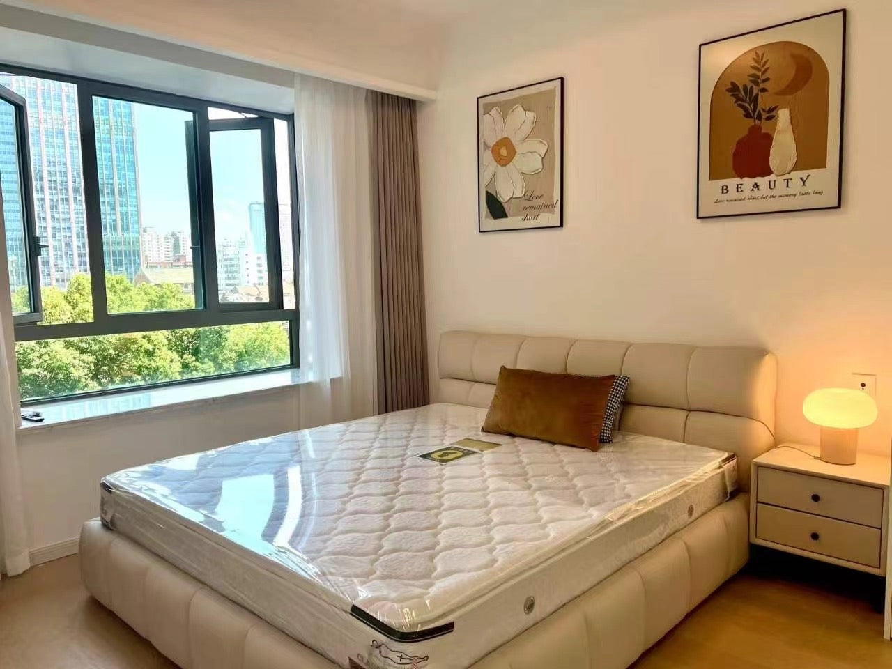 Modern 2br apt with balcony in jingan four seasons 静安四季2房带阳台