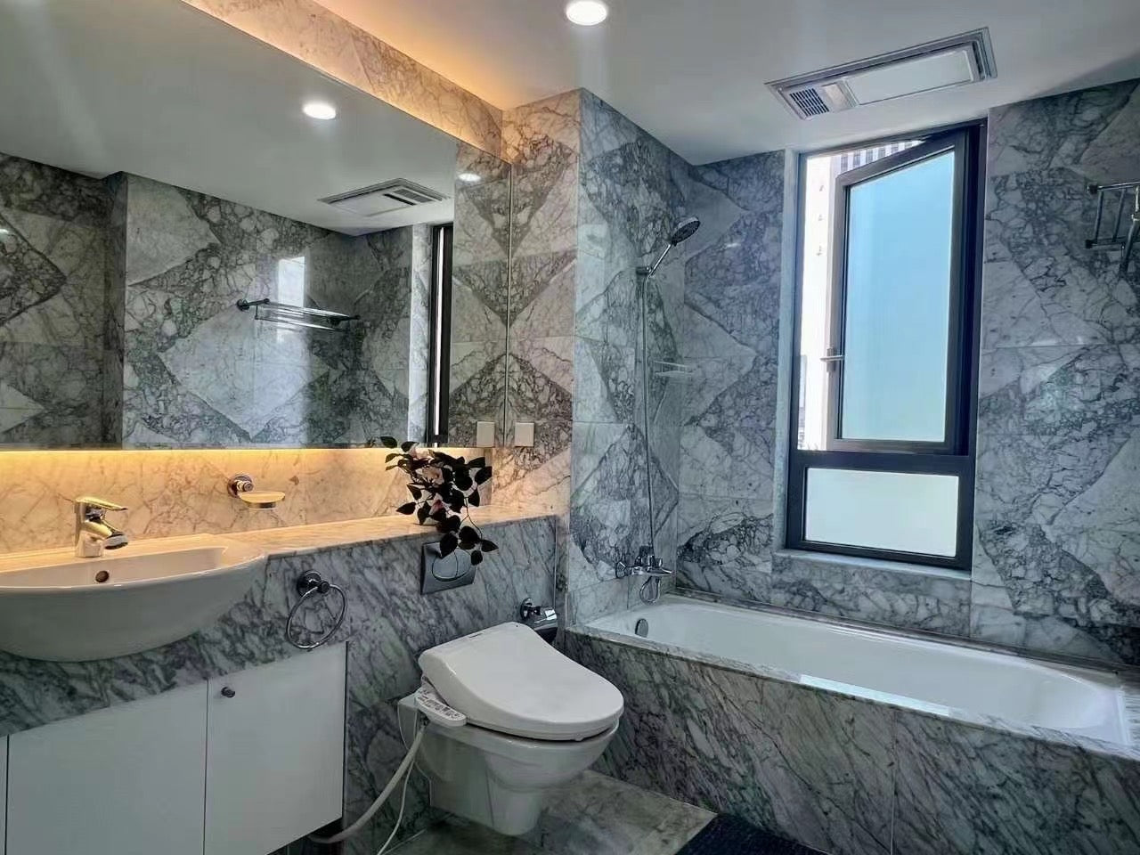 Modern 2br apt with balcony in jingan four seasons 静安四季2房带阳台