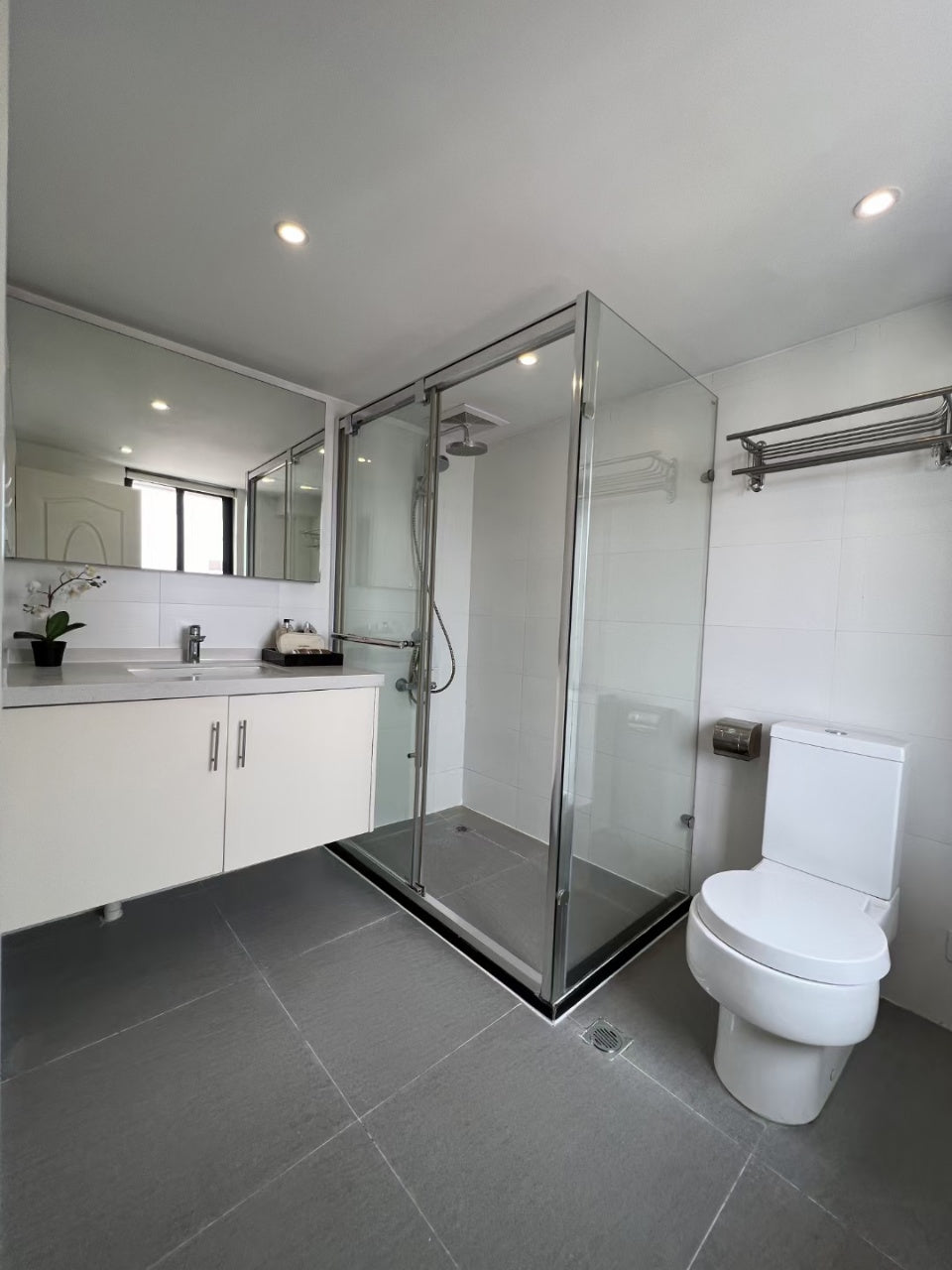 Modern 3br apt with balcony 交通大学3房带露台