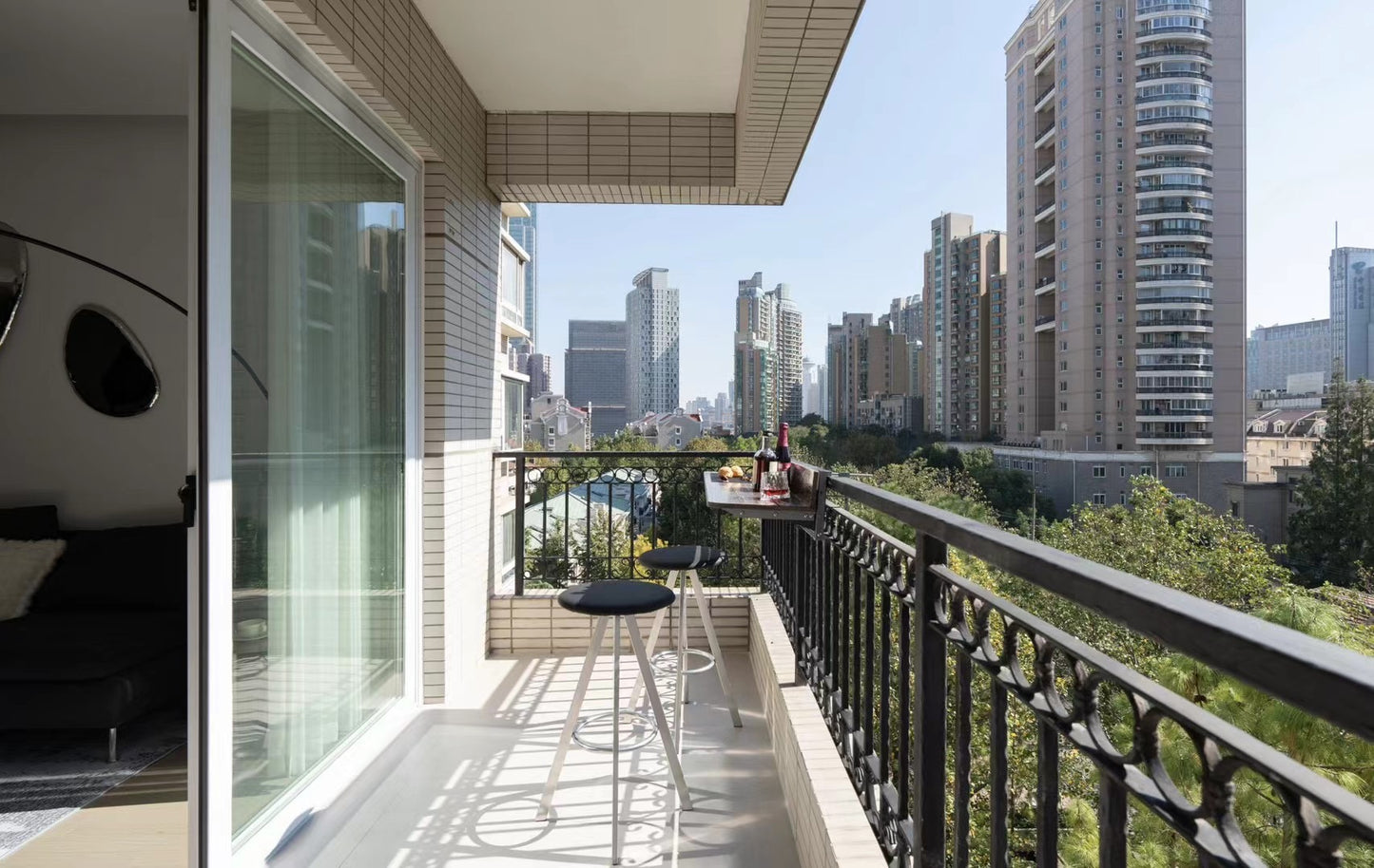 Modern 2br apt at jingan 静安陕康里2房带阳台