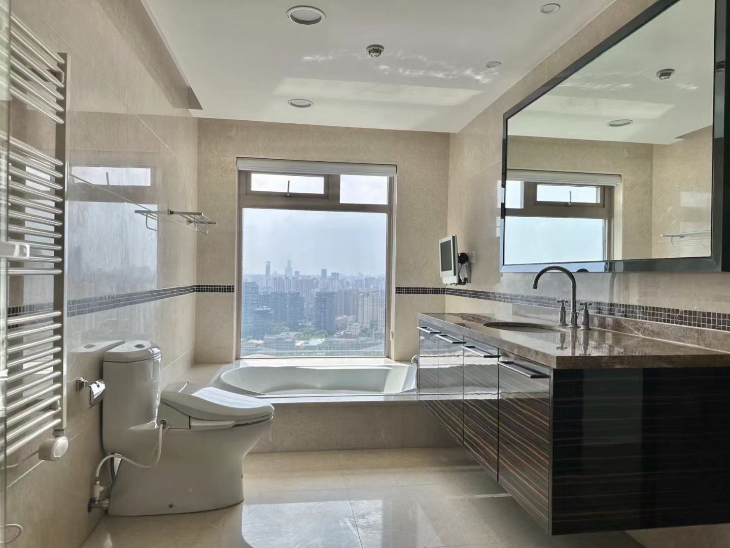 Spacious 3br 240sqm at Lujiazui 世茂滨江花园3房240平米