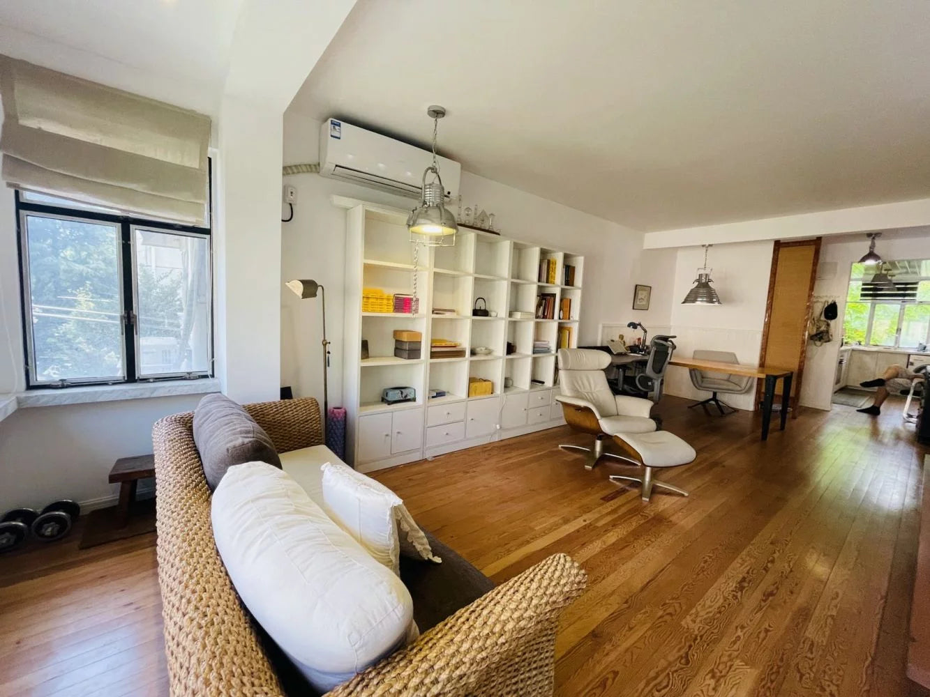 wukang rd 2br apt with balcony 武康路2房公寓带阳台