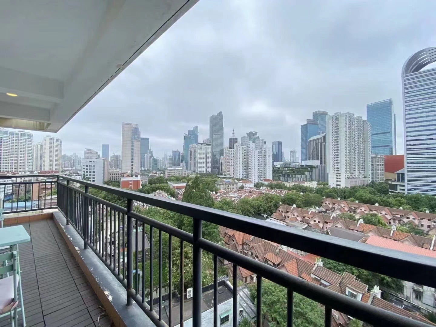 spacious 2br with balcony 静安寺大2房150平米