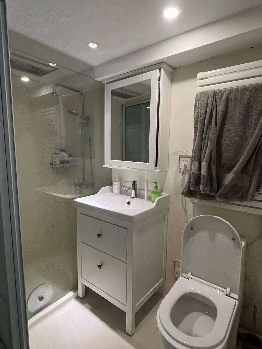 weihai rd 1br loft apt 威海路2楼洋房