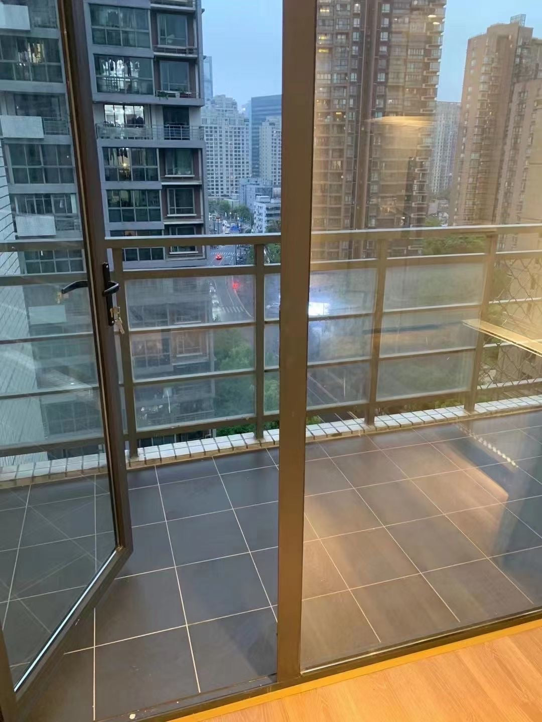 modern 3br apt with river view 绿地名人坊3房江景