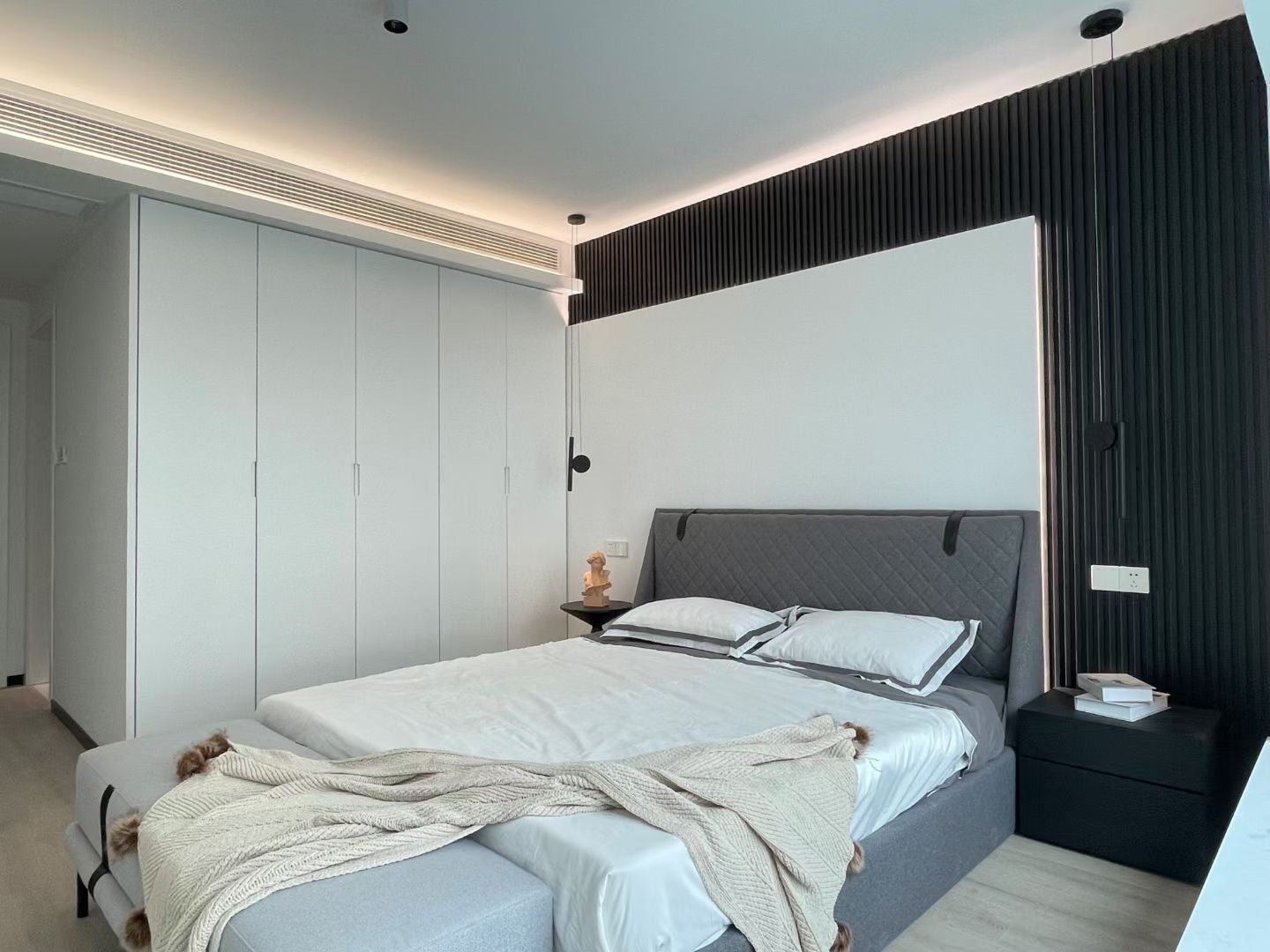 modern 3br apt at 8 park avenue 静安豪景3房地暖