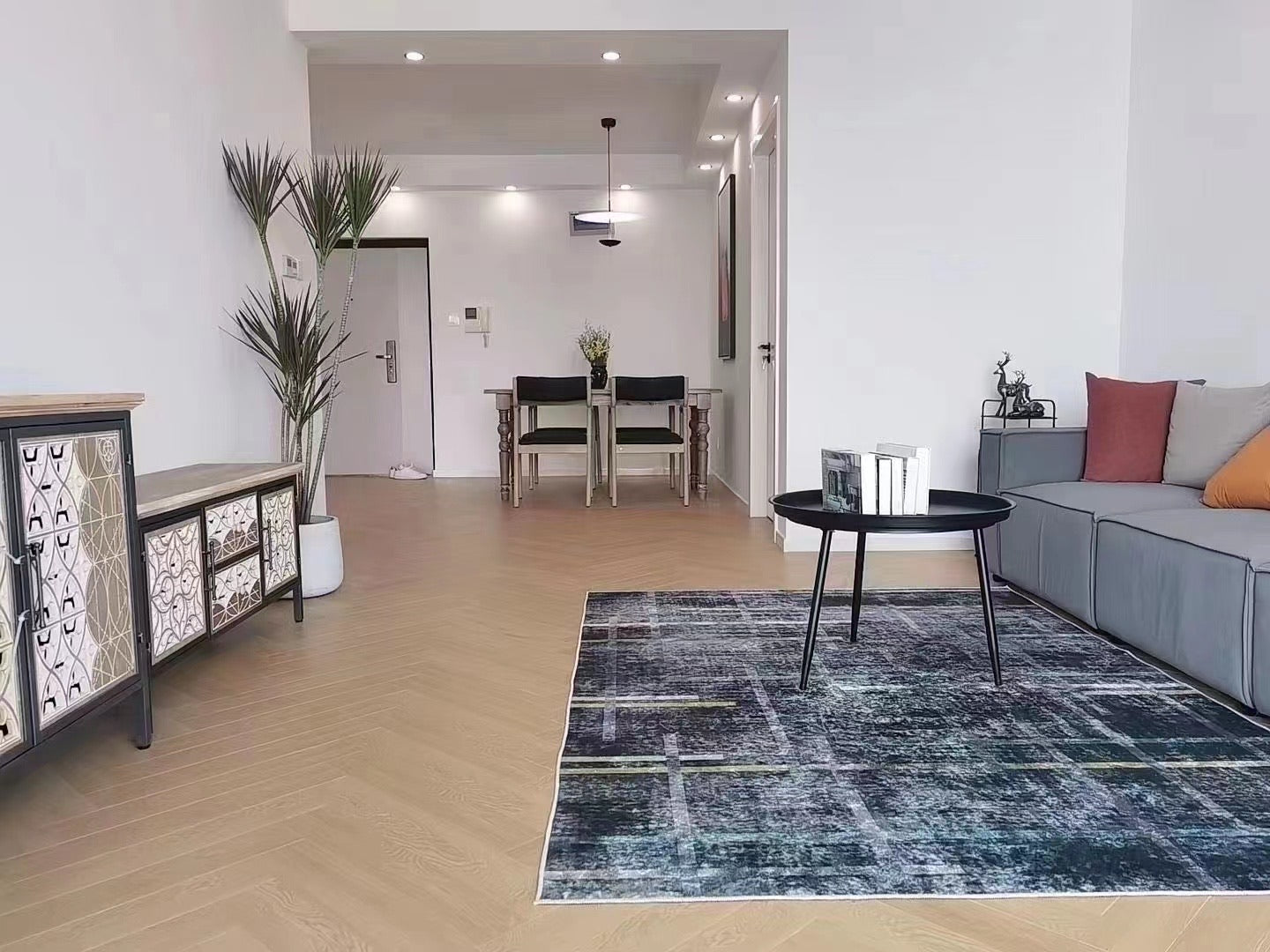 modern 2br apt with river view 耀江花园2房江景