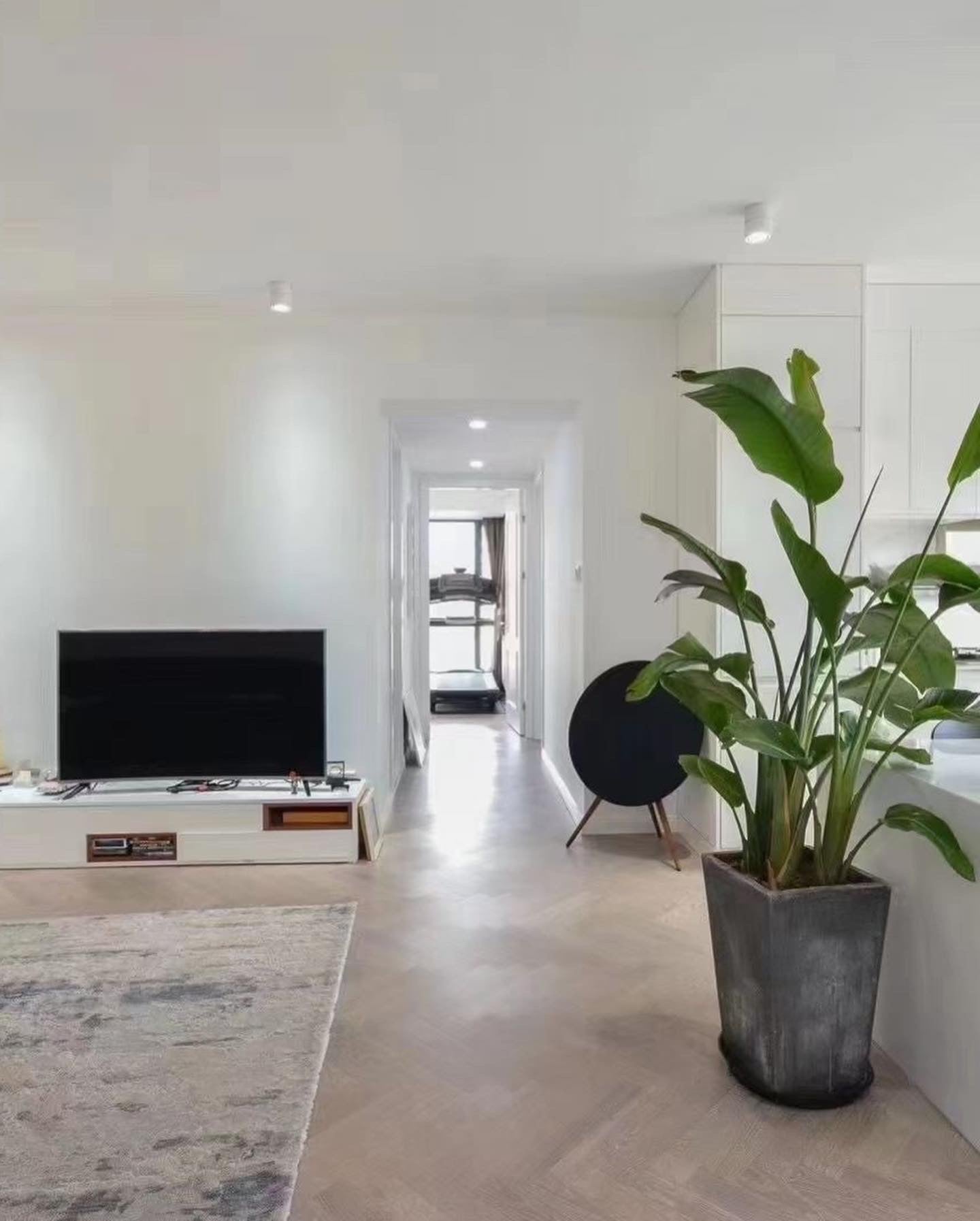 jiashan rd 2br apt with balcony 嘉嘉大楼2房带阳台