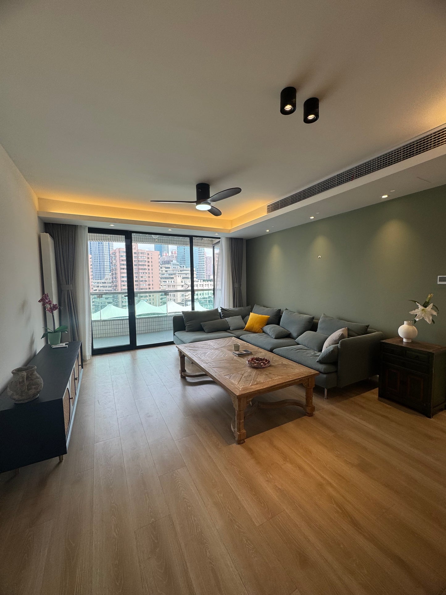 Nice 3br Apt with balcony / south Shanxi rd 陕西南路3房带阳台