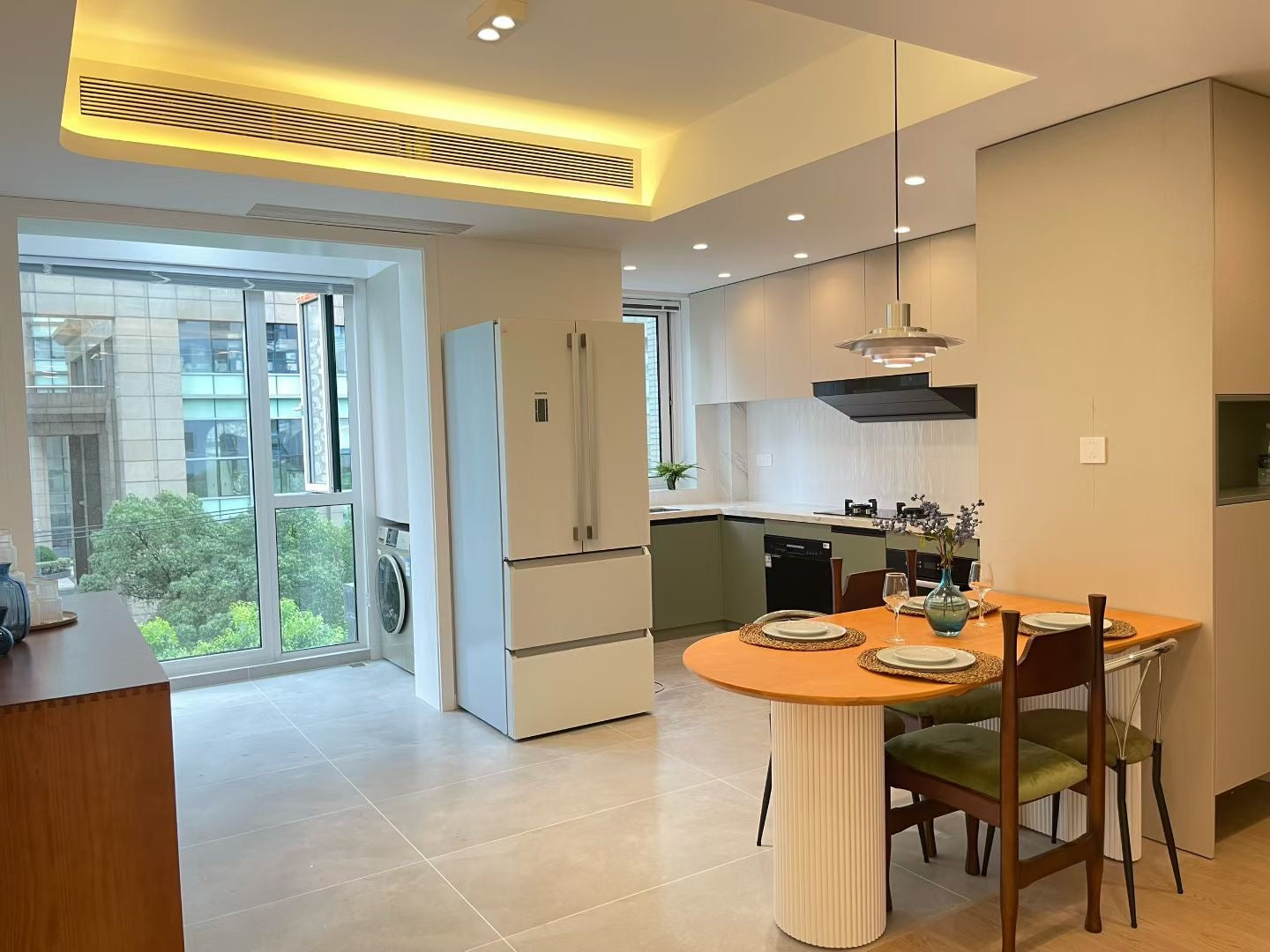 Modern 3br 2baths apt at the bund 外滩海琪园漂亮3房
