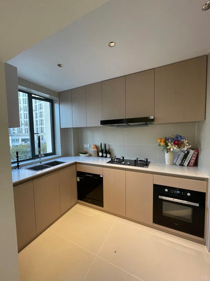 Sunny 2BR + walk in closet at people square   雅州公寓2+1房