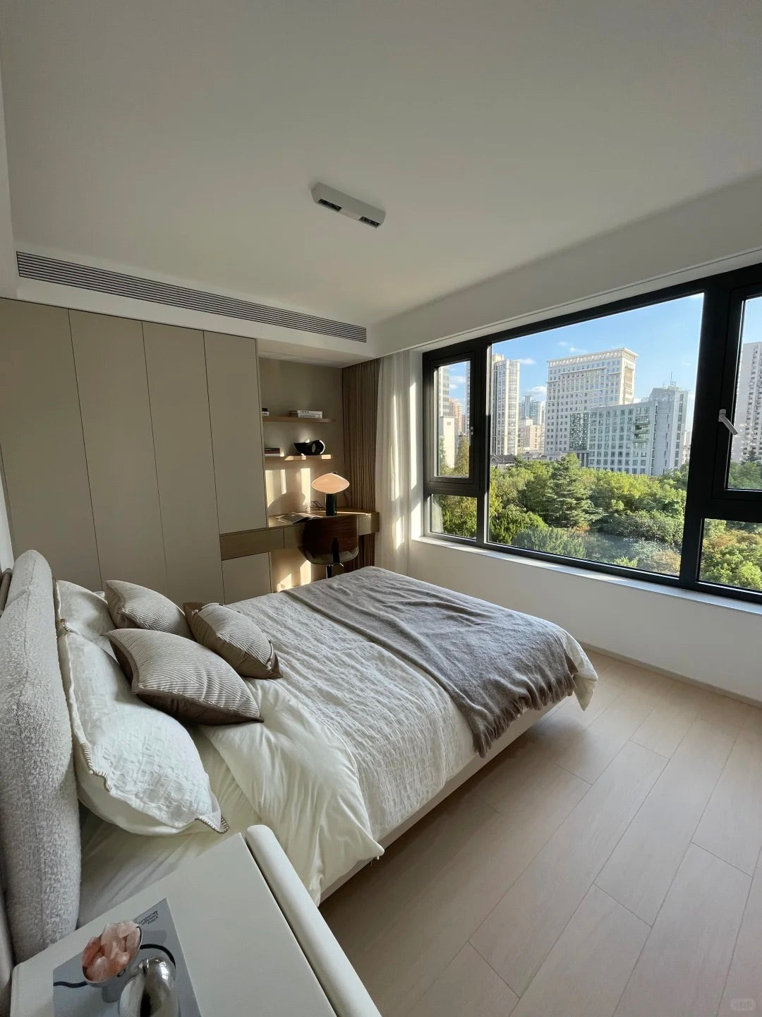 Super 3br 2baths apt at xujiahui 东方曼哈顿3房