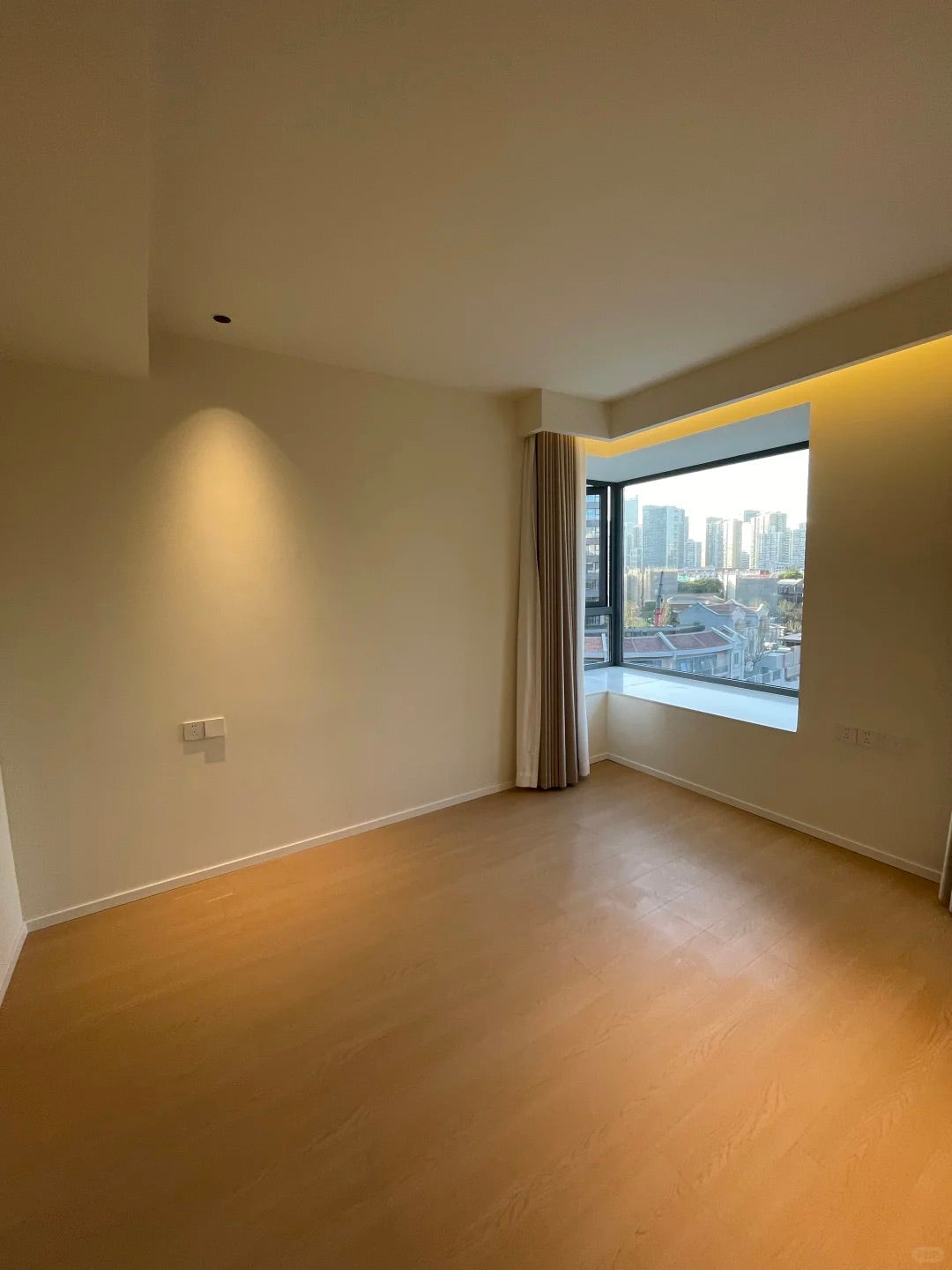 Sunny 2BR + walk in closet at people square   雅州公寓2+1房