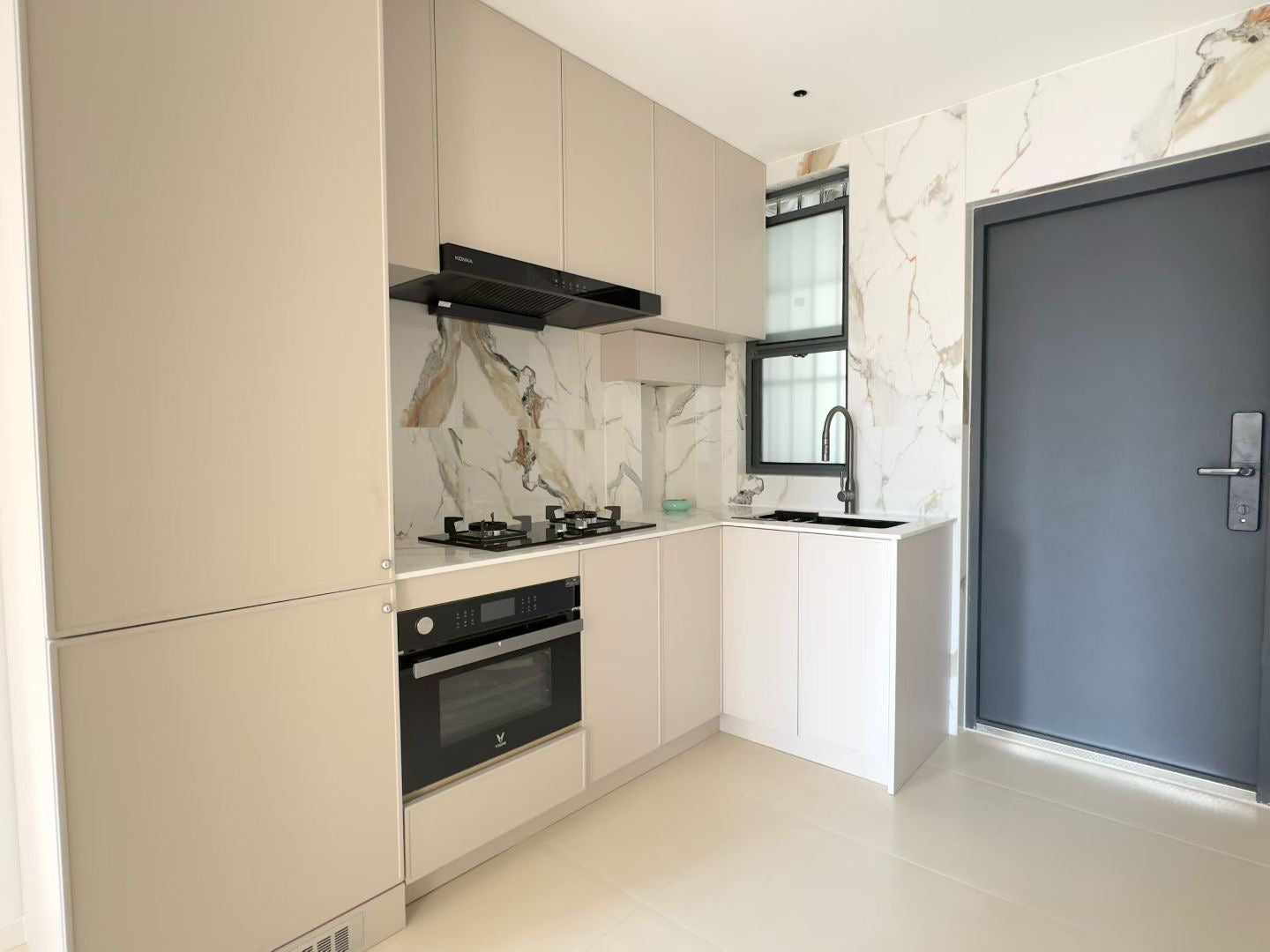 modern 1br at west Nanjing rd balcony 南阳大楼1房