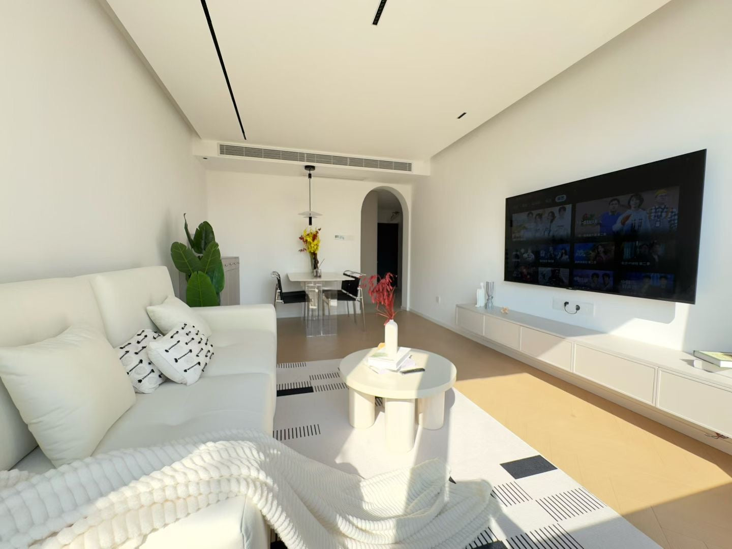 modern 1br at west Nanjing rd balcony 南阳大楼1房