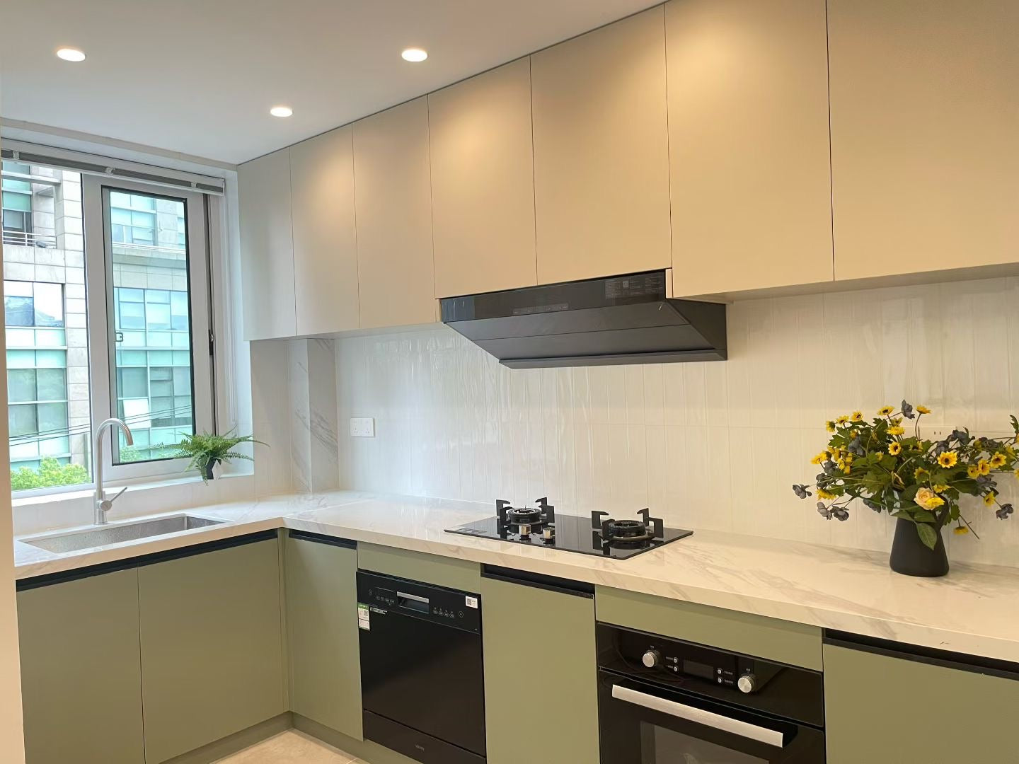 Modern 3br 2baths apt at the bund 外滩海琪园漂亮3房