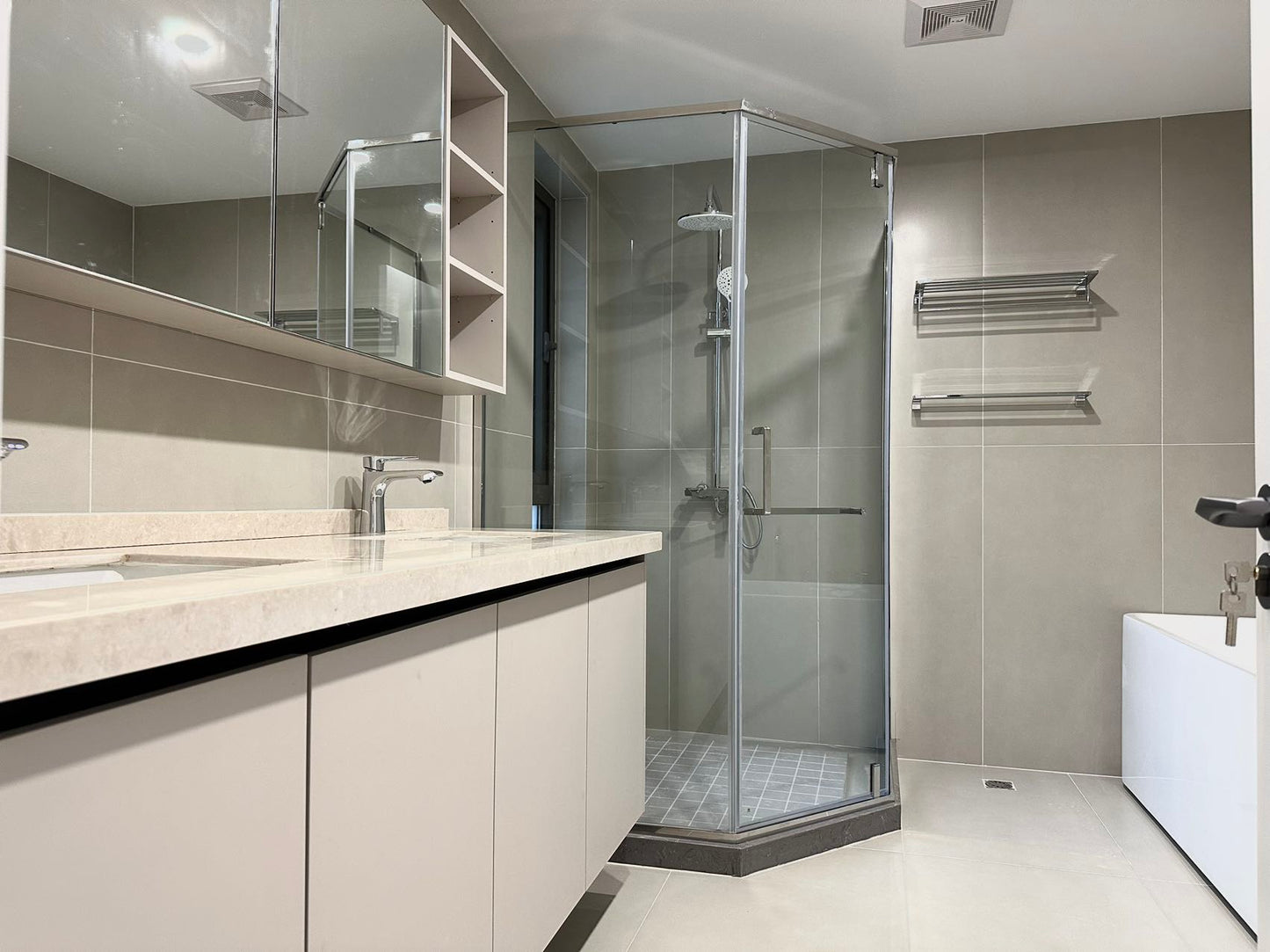 Modern 3br 180sqm at jinqiao 碧云晓园3房