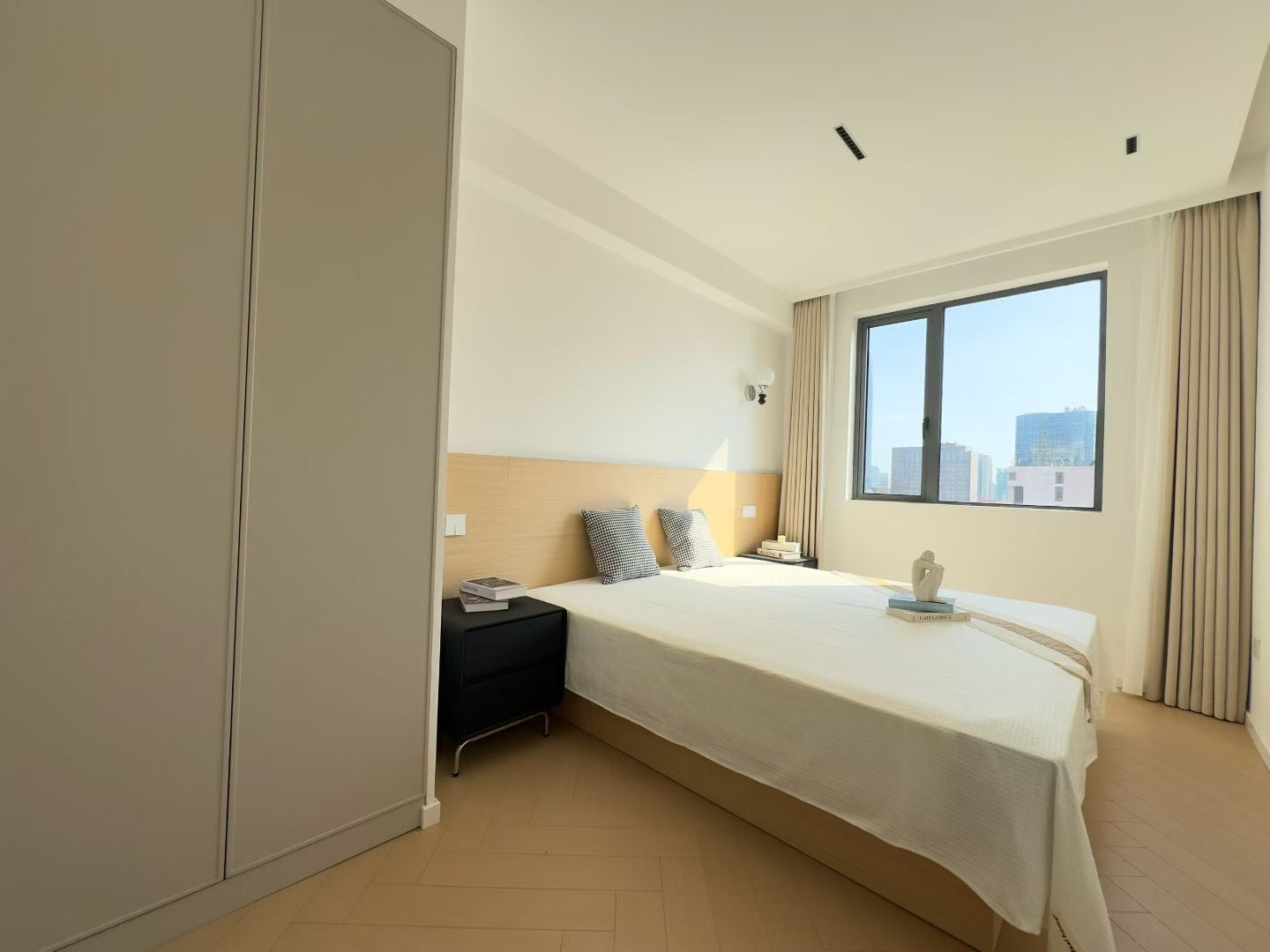 modern 1br at west Nanjing rd balcony 南阳大楼1房