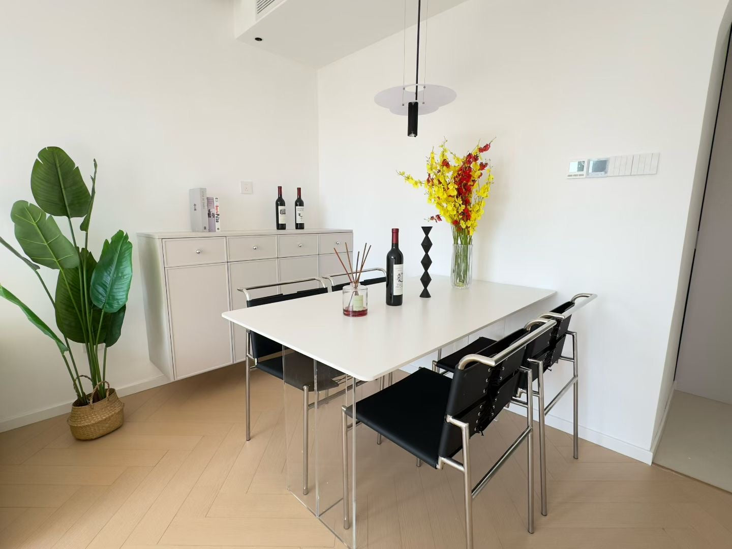 modern 1br at west Nanjing rd balcony 南阳大楼1房