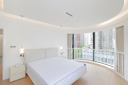 Newly 2br with balcony in Jingan 静安凤凰苑2房新装修