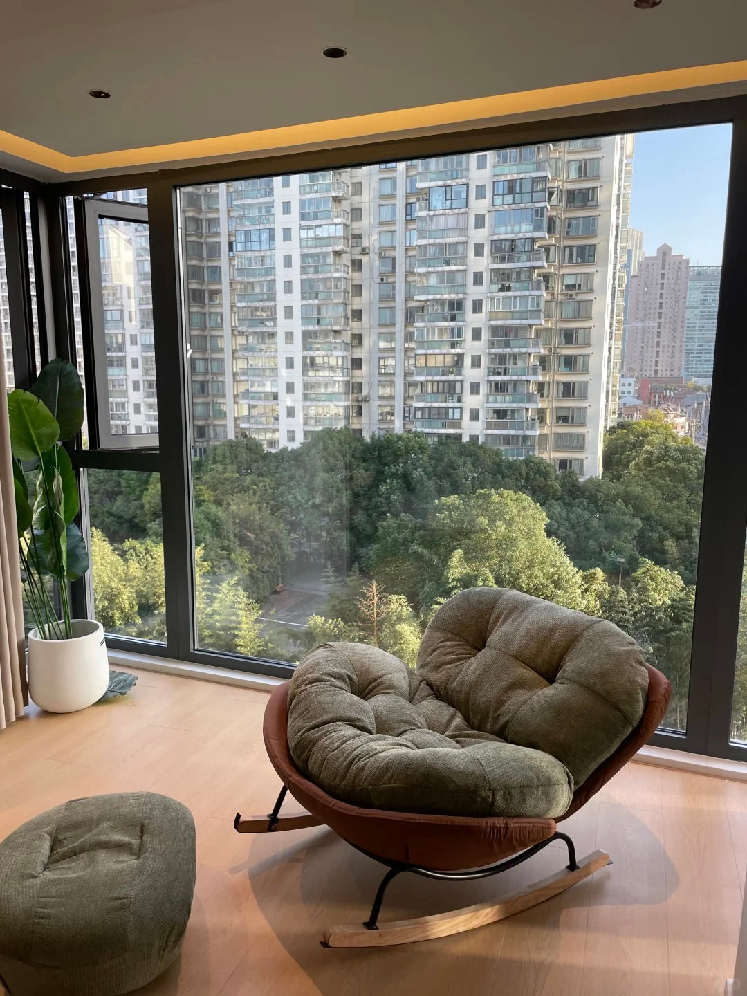 Sunny 2BR + walk in closet at people square   雅州公寓2+1房