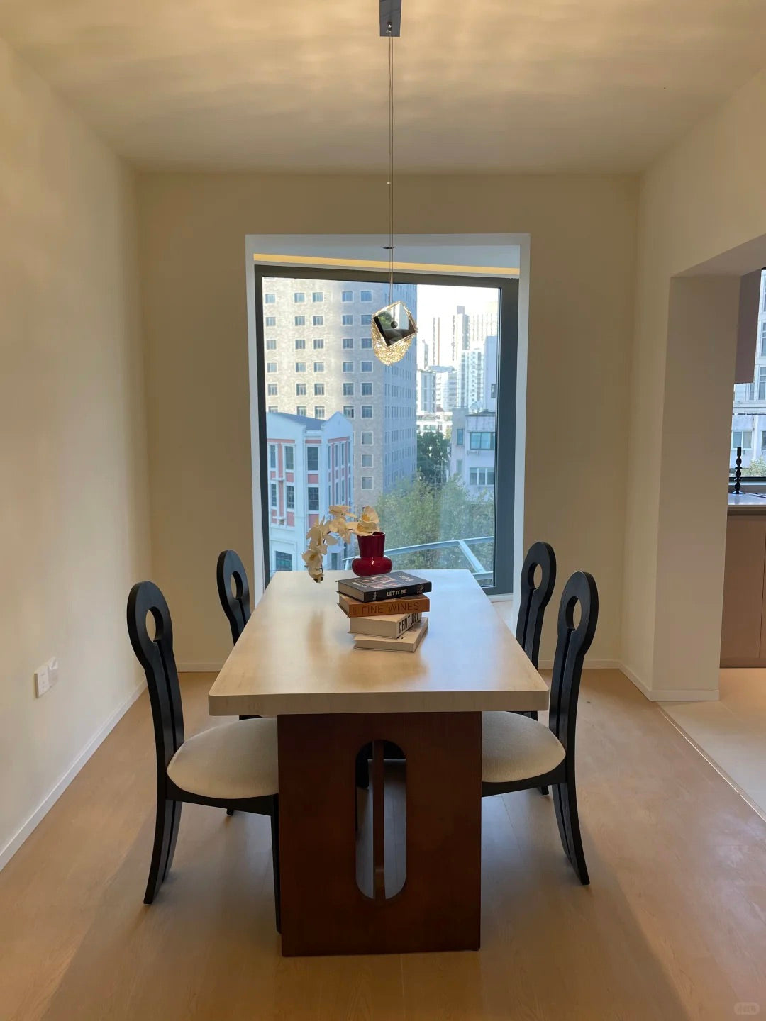 Sunny 2BR + walk in closet at people square   雅州公寓2+1房