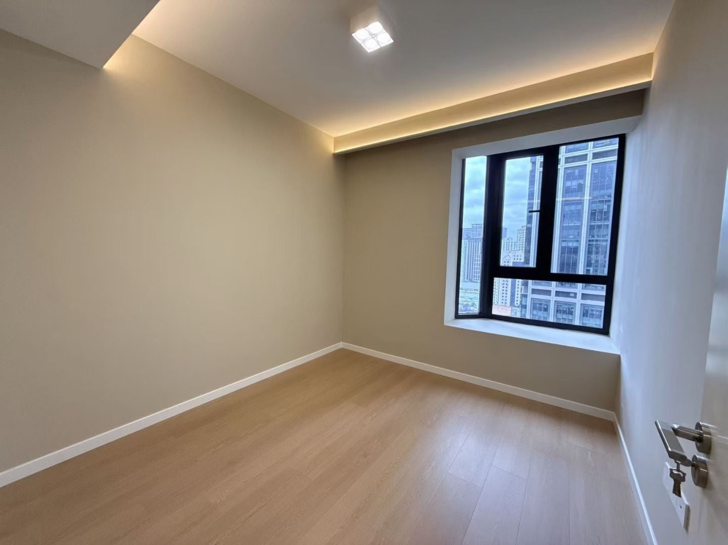 Beautiful 3br + study with river view 河滨豪园3+1房一线河景