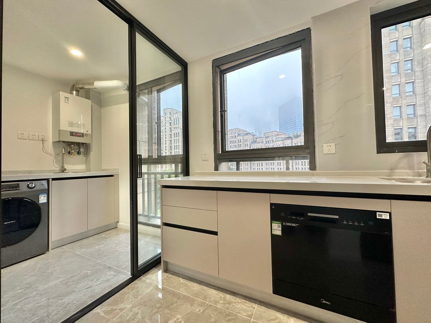 Modern 3br 180sqm at jinqiao 碧云晓园3房