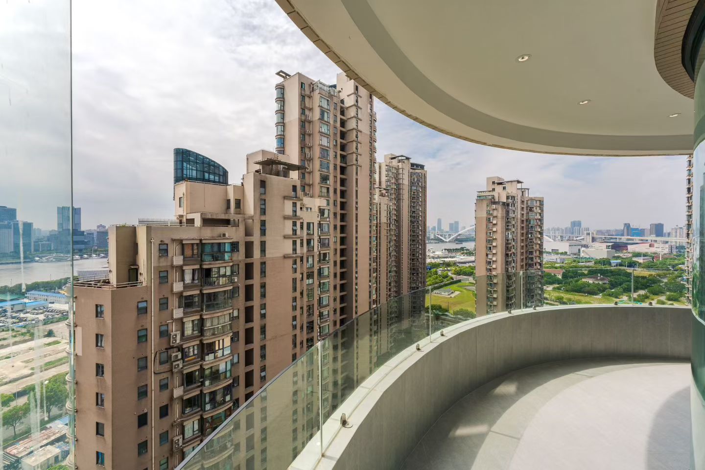 modern 2br apt with river view 耀江花园2房江景