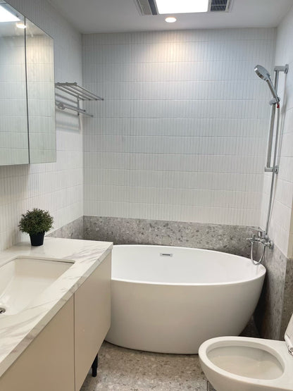 Modern 3br 2baths apt at the bund 外滩海琪园漂亮3房