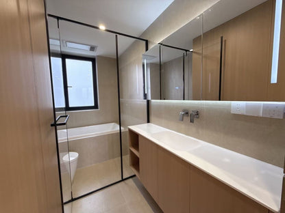 Beautiful 3br + study with river view 河滨豪园3+1房一线河景