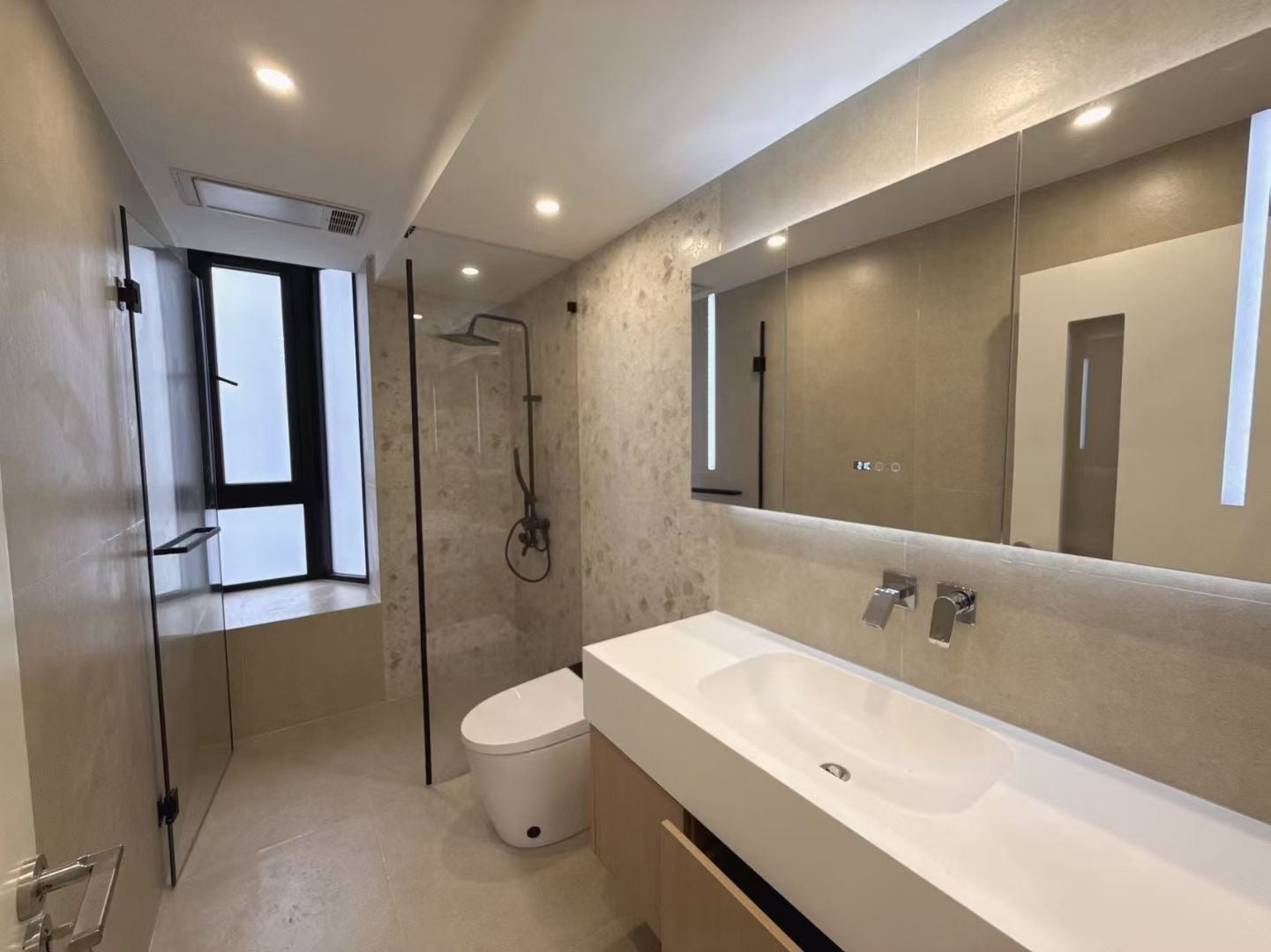 Beautiful 3br + study with river view 河滨豪园3+1房一线河景