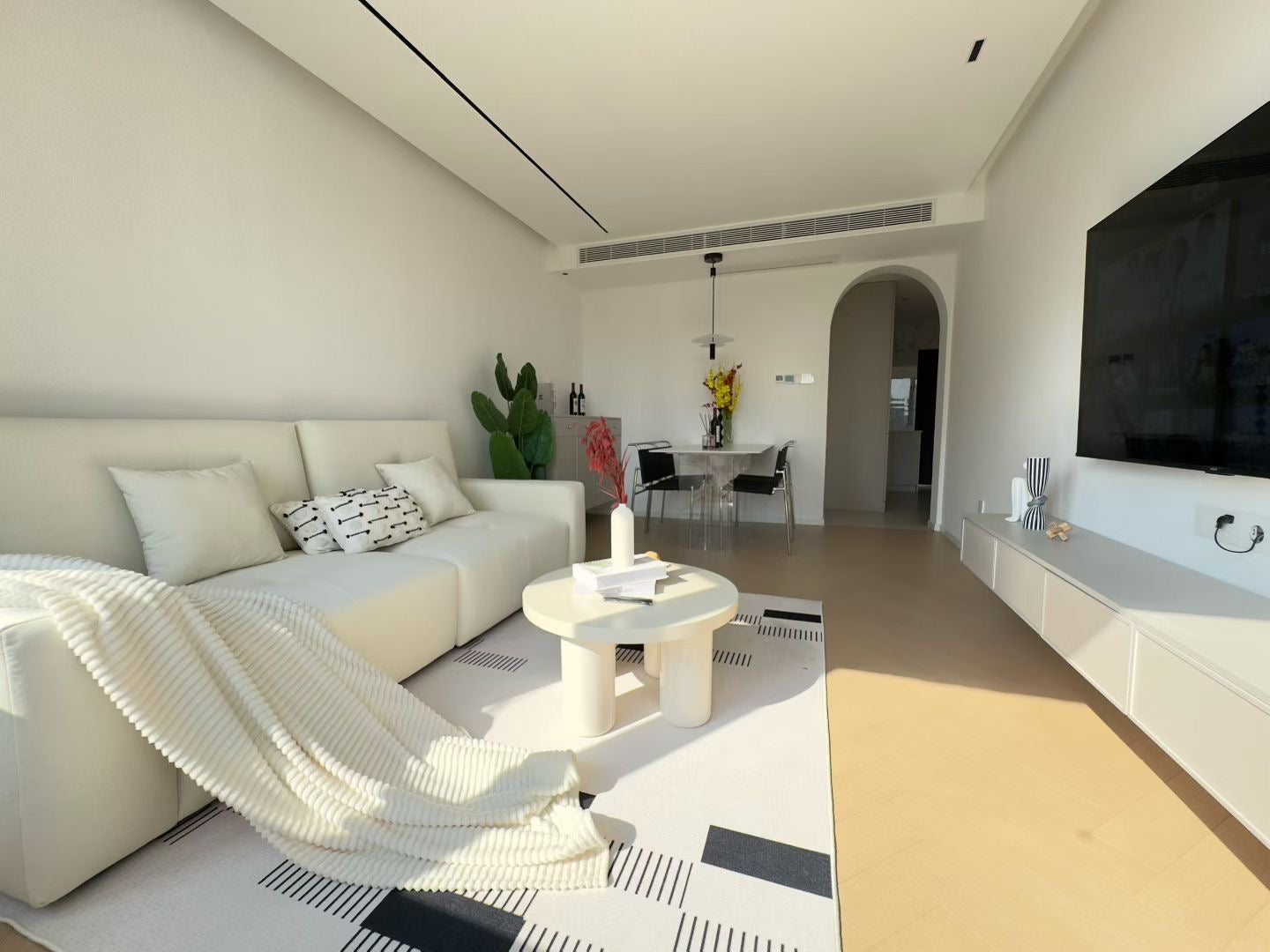 modern 1br at west Nanjing rd balcony 南阳大楼1房