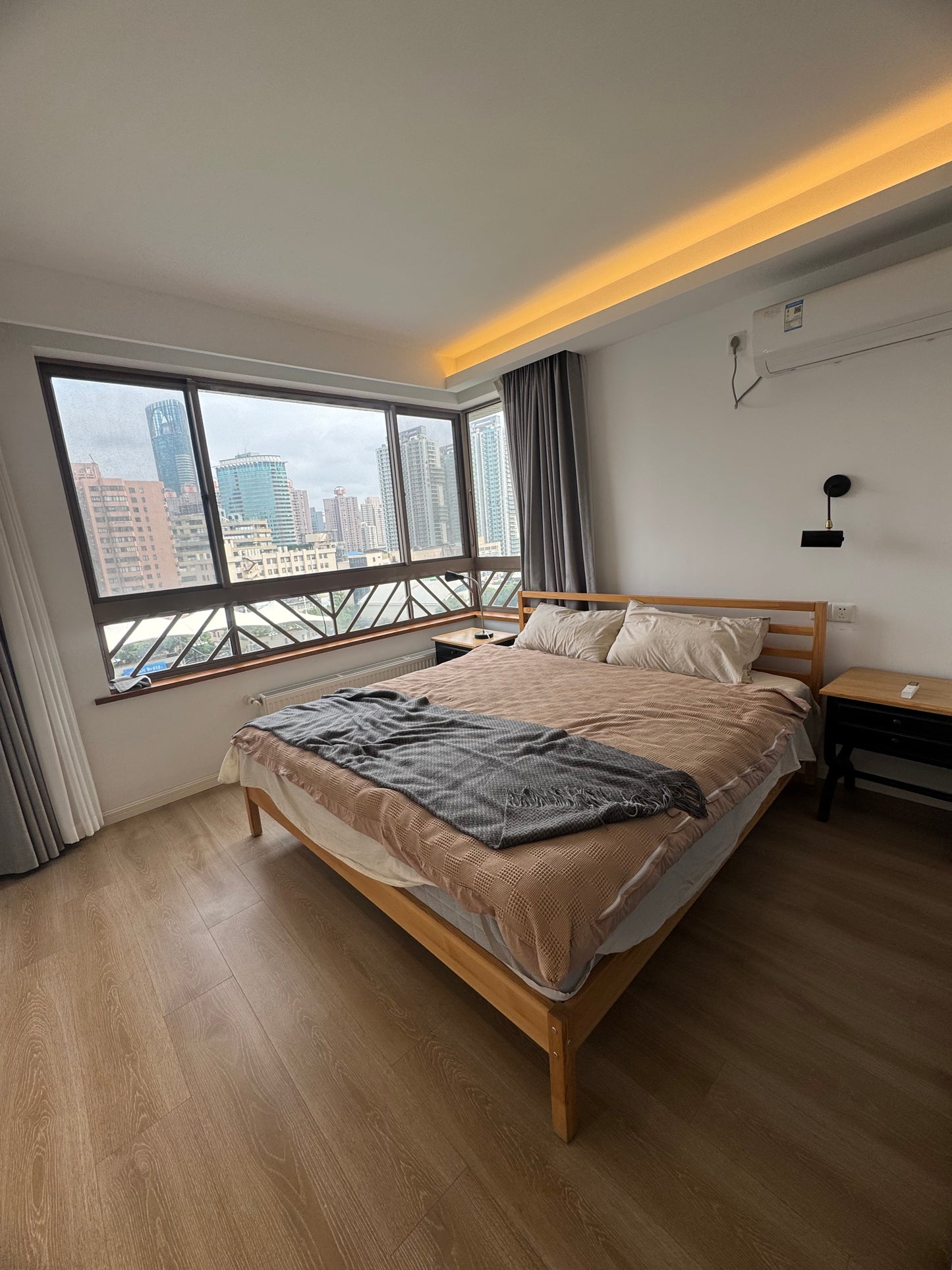 Nice 3br Apt with balcony / south Shanxi rd 陕西南路3房带阳台