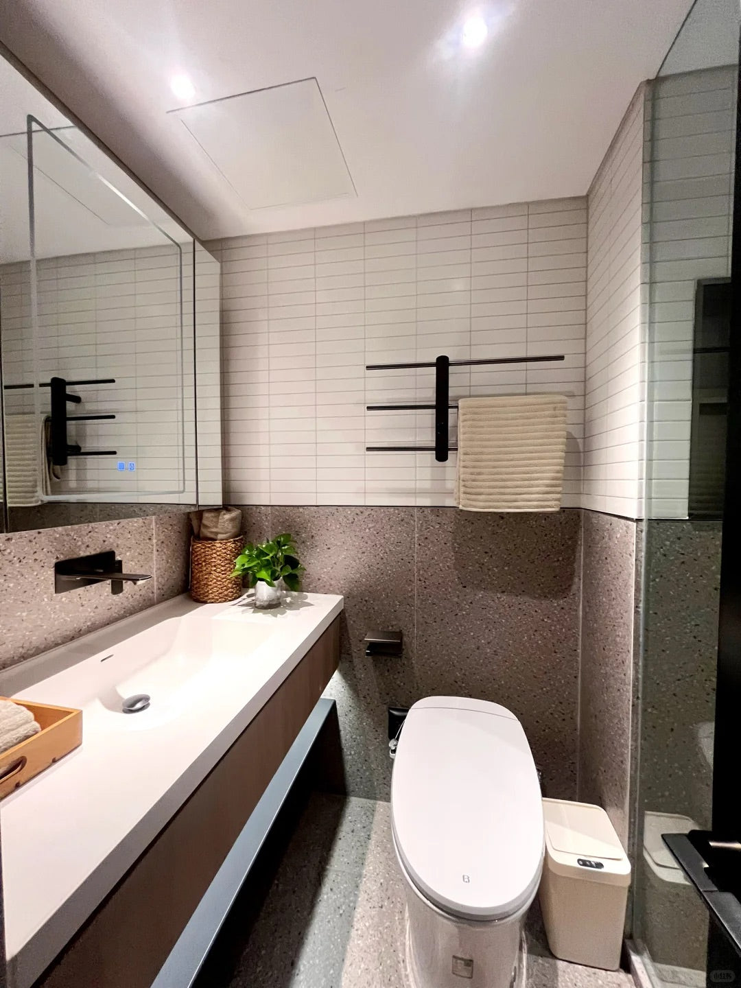 Service apt , 1br , Jingan - qiujiang rd .