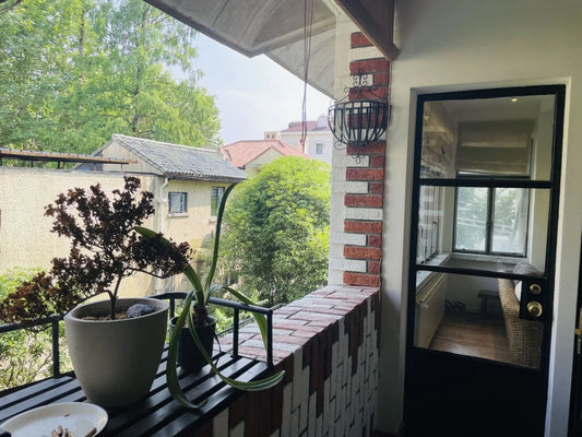 wukang rd 2br apt with balcony 武康路2房公寓带阳台